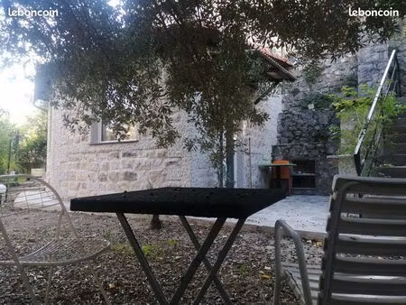 maison-studio avec son jardin dans la propriété privée