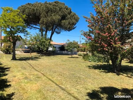terrain 700 m²