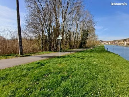 beau terrain de loisirs en bordure de canal