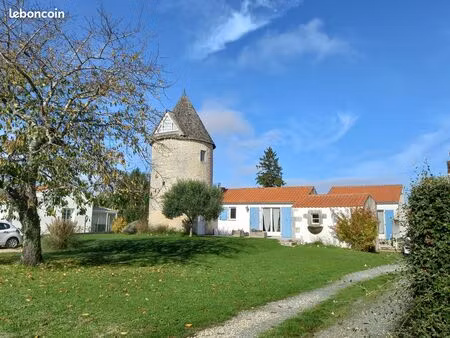 maison rénovée et ancien moulin à vent