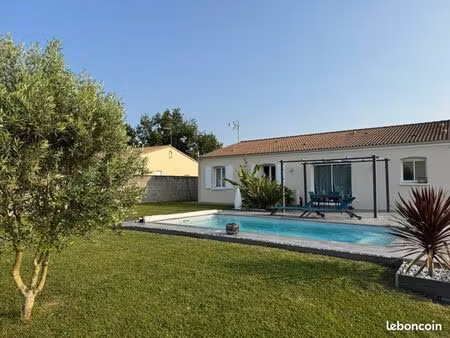 maison individuelle 4 pièces/ 2 garages/ une piscine