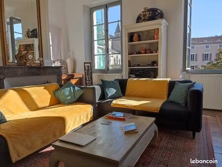 cahors - appartement bourgeois 124 m2 place de la cathédrale