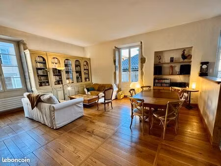 grand appartement de caractere lumineux centre ville de figeac (lot)