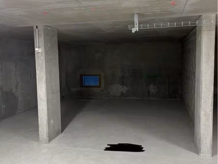 parking 20m2 proche douane