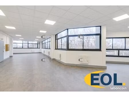 local bureaux 911 m²