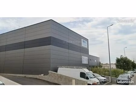 location 135 m2 grand local entrepôt hangar terre de camargue stockage aménageable bureau 