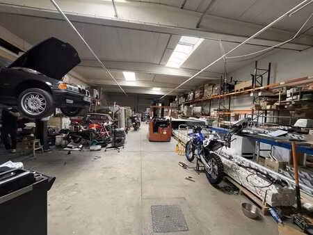 entrepôt (540 m²) dans un emplacement privilégié à louer à z