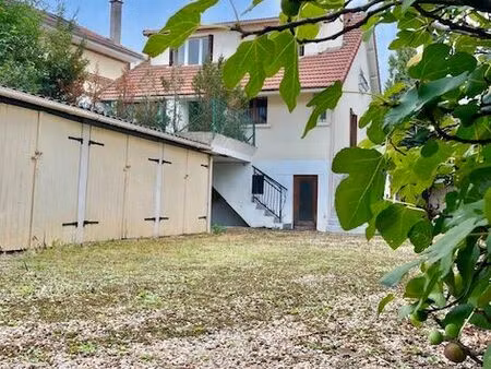 pavillon divisible en 3 logements  + 7 garages fermés et 1 porche de stationnement