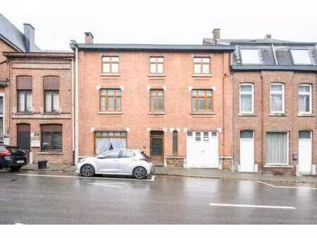 immeuble aux volumes importants avec jardin au centre-ville