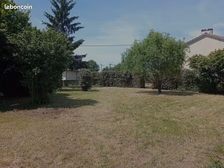 terrain 595 m² constructible hors lotissement idéalement placé