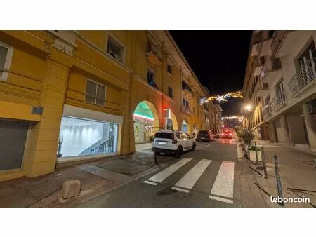local 40 m² avec belle vitrine dans rue passante