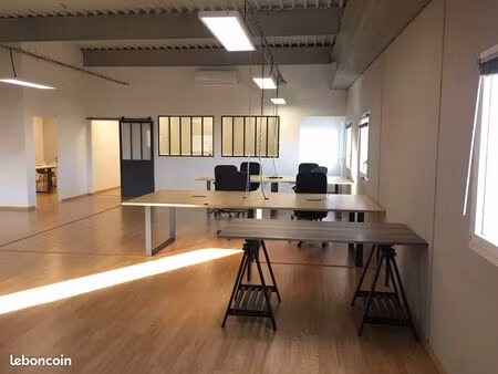 bureaux paysagés de 200 m2 avec salle de réunion et salle vitrée