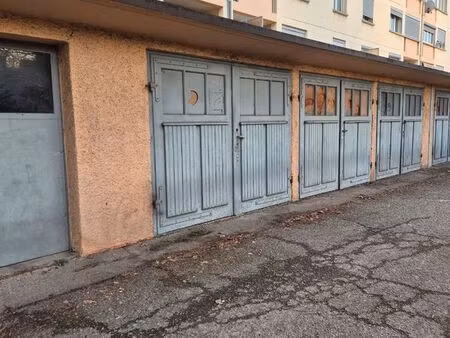 vends garage fermé env 15m² ■garage sécurisé avec prise électrique et éclairage.■idéal sta