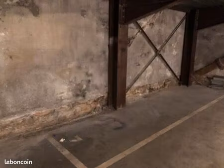 1/2 place de parking dans garage fermé pr moto/velo proche gare perrache