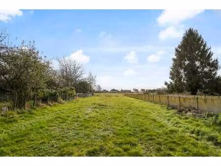 beau terrain à bâtir près de bois de silsom