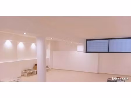 local a louer hyeres 90m²