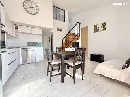 charmante maison rénovée f2 + cabine ajourée avec belle terrasse et accès parkings