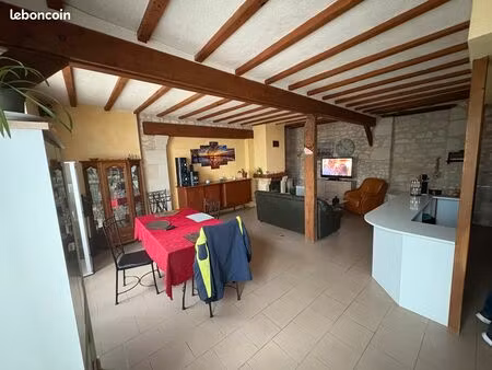 appartement t2 de 82 m² – centre bourg de nouâtre – rdc – cheminée