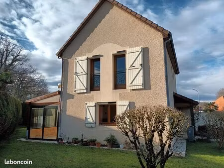 maison individuelle avec garage  véranda  jardin arboré