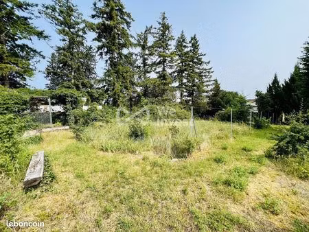 terrain 860 m² riom