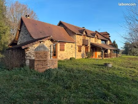 ensemble immobilier en pierre rénové en périgord