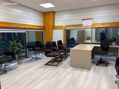 1 grand bureau à louer dans des locaux professionnels et commerciaux avec parking clientèl