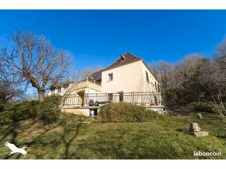 maison 9 pièces 222 m²