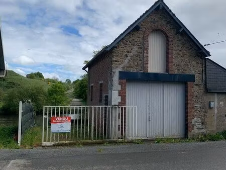 rare terrain de loisir avec maisonnette et accès directe à la mayenne