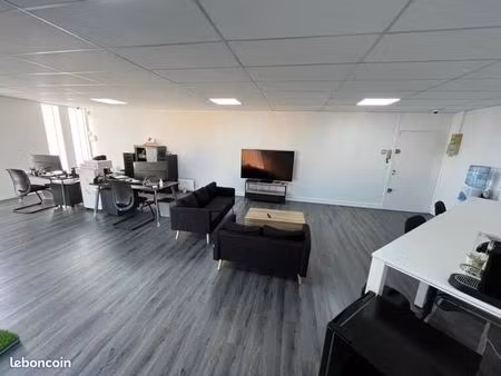 bureau 60 m² avec 1 place parking exterieur