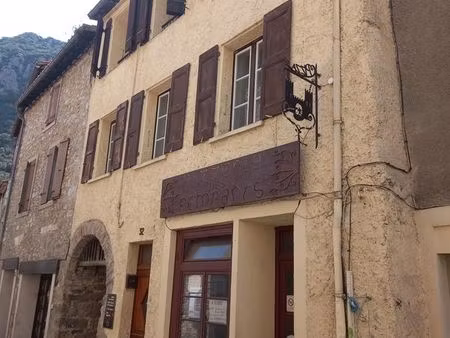 local commercial 50m² (ex pizzeria) avec terrasse extérieure 10m² et deux appartements f2 