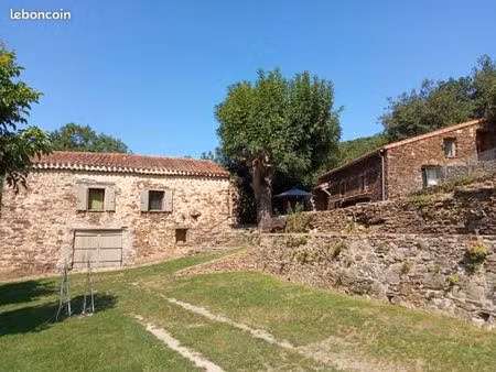 authentique propriété catalane du 18éme  composée de 2 mas en pierres se faisant face  tot