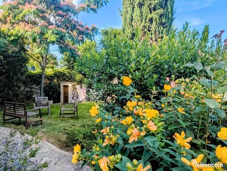 maison familiale avec jardin et véranda