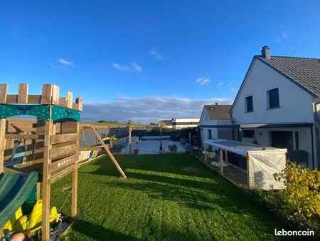 maison contemporaine avec piscine  vue dégagée et très faible consommation énergétique