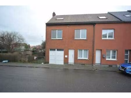 maison familiale à rafraîchir  idéalement située à halle.