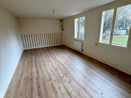 maison lumineuse de plain-pied avec terrain  dépendance et pâture