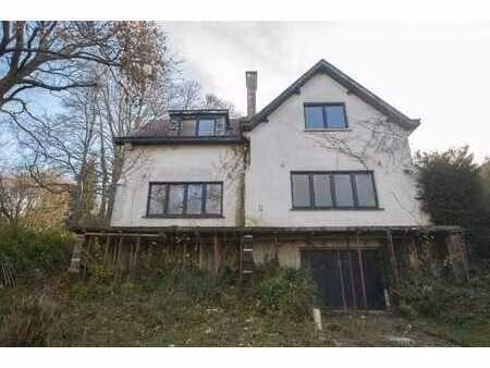 villa à rénover avec garage et jardin