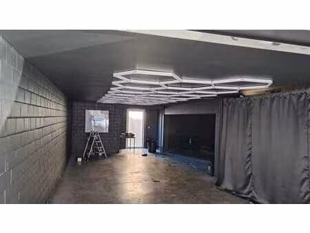 grand garage (70-75 m²) + emplacement extérieur