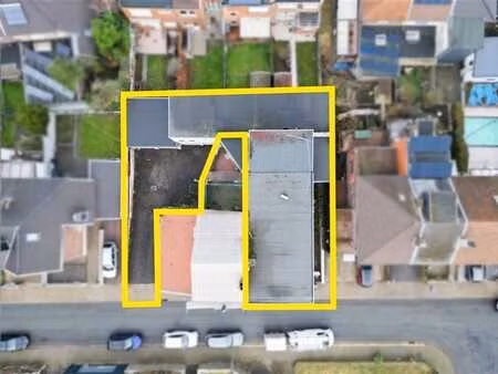 ensemble immobilier : 2 entrepots + 2 app. + 5 garages