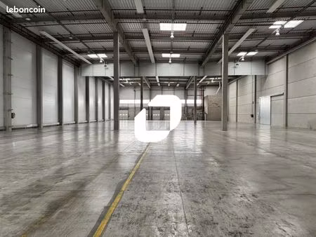 local logistique 4 892 m²