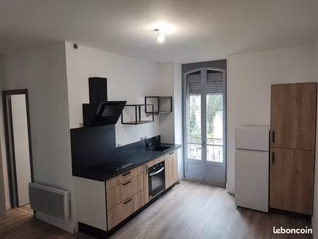 immeuble au pied du chateau et aux portes des sanctuaires