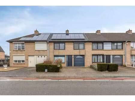 maison bien située avec trois chambres et garage