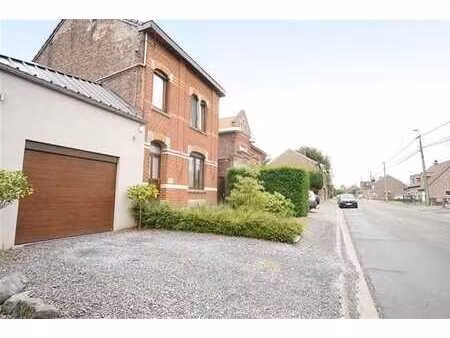 maison 4 façades située au cœur de momalle