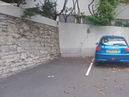 place exterieure de parking à louer dans une résidence calme