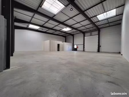 local 260 m² plescop