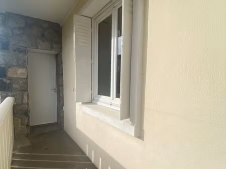 découvrez ce bel appartement baigné de lumière naturelle. refait à neuf  situé dans une ré