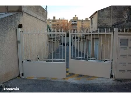 location grand garage sucurisé avec video surveillance