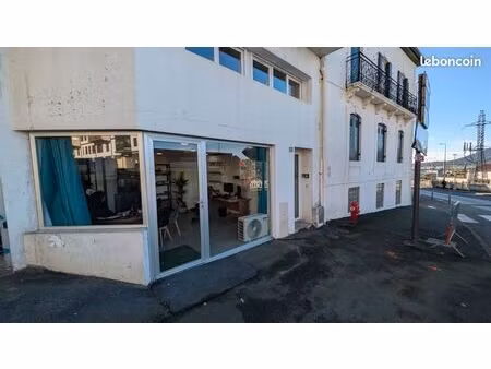 bureau / local professionnel – 21 m² – grande vitrine – axe très passant – hendaye