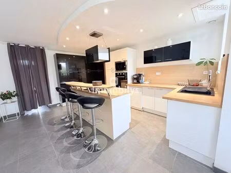 maison 8 pièces 153 m²