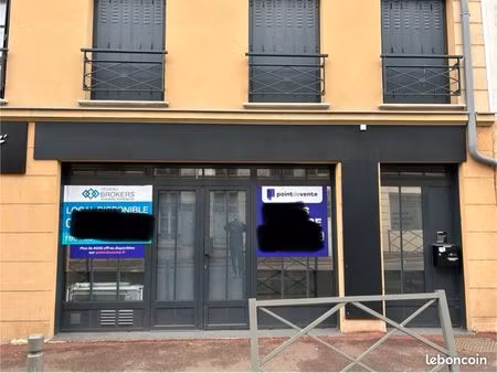 location local commercial 47 7m2 / grande vitrine