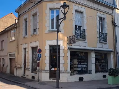 maison : appartement (avec garage) + commerce séparé